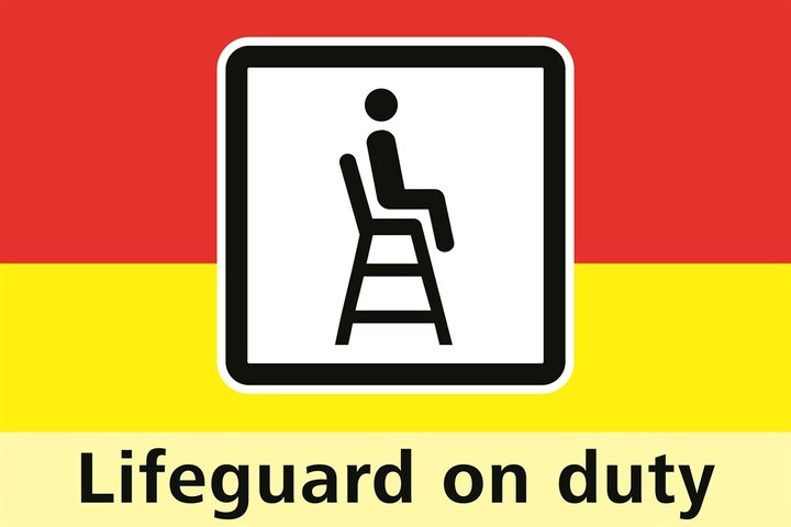 Rood-gele strandvlag: lifeguards houden toezicht