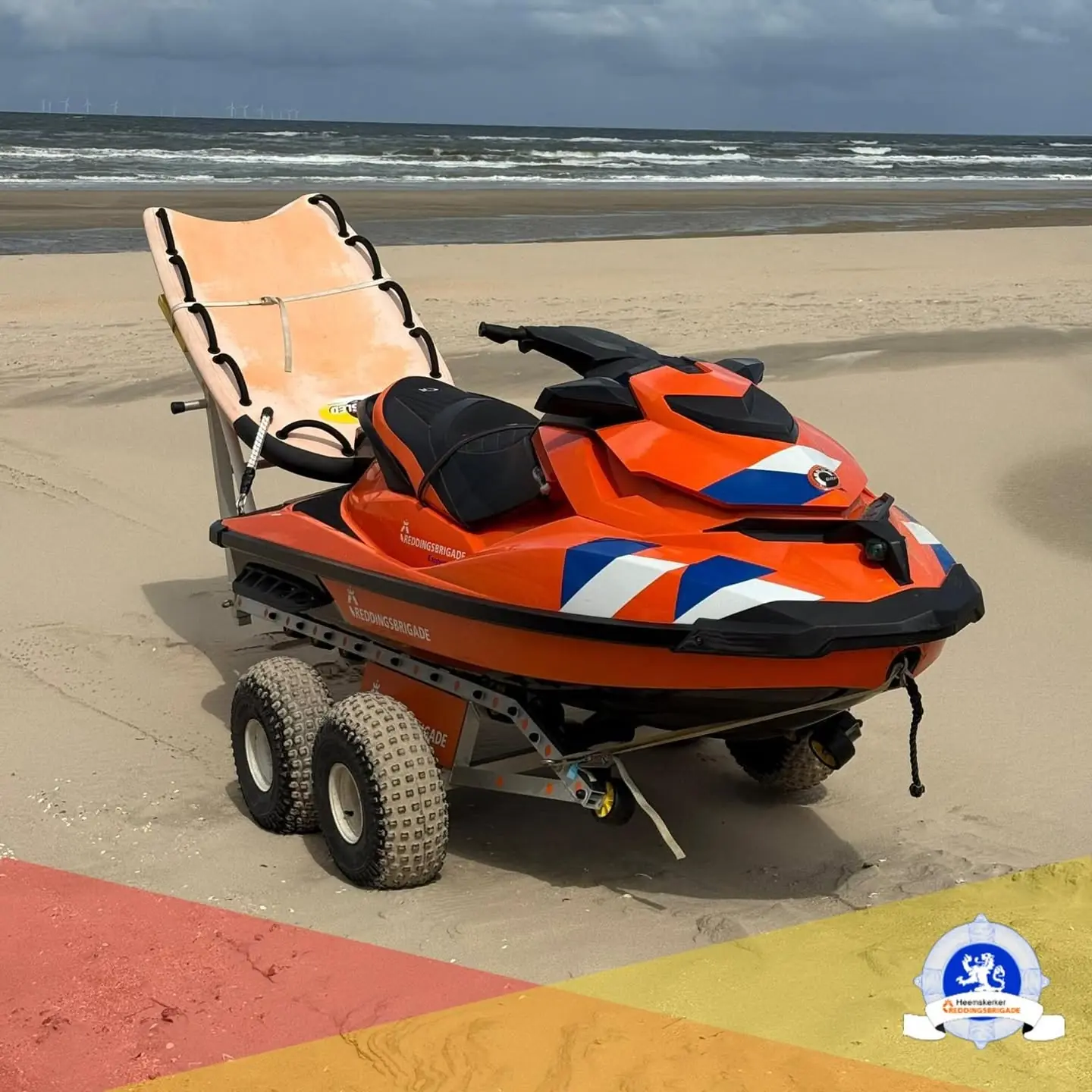 De waterscooter van Reddingsbrigade Heemskerk met reddingsslede